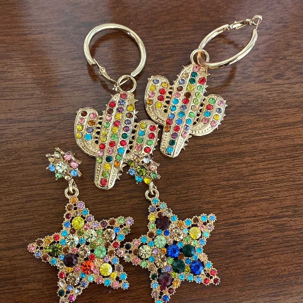 2 pairs of earrings